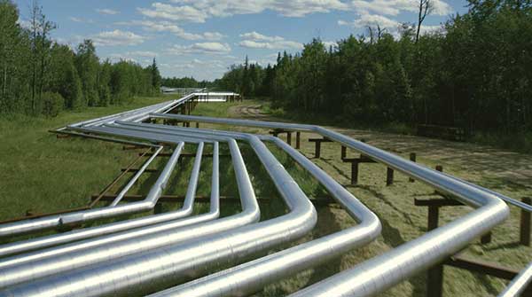 Pipelines-at-an-oil-sands-drilling-project-in-northern-Alberta