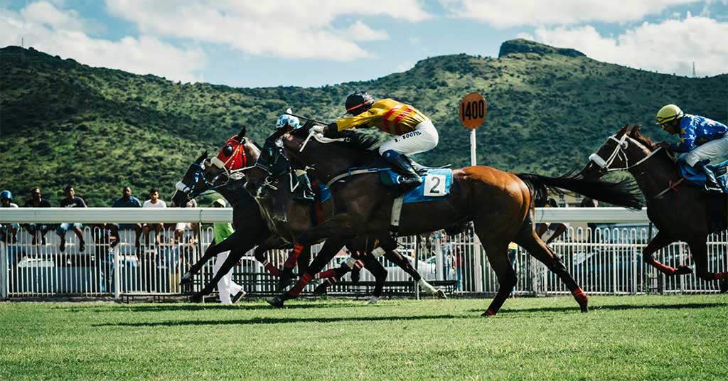 Why sports fans choose online platforms over traditional racetracks, using digital technologies for live streaming and real-time betting